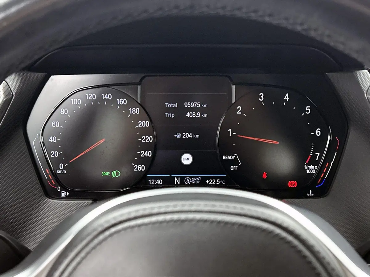 118i High Executive | M PAKKET | SFEERVERLICHTING | PARKEERSENSOREN | STOELVERWARMING | CRUISE CONTROL | CLIMATE CONTROL | DRIVING MODES | LED VERLICHTING | LICHTMETALEN VELGEN | DAB RADIO |
