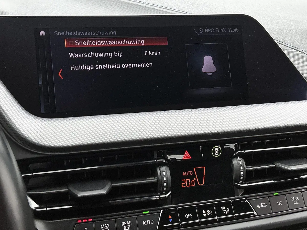 118i High Executive | M PAKKET | SFEERVERLICHTING | PARKEERSENSOREN | STOELVERWARMING | CRUISE CONTROL | CLIMATE CONTROL | DRIVING MODES | LED VERLICHTING | LICHTMETALEN VELGEN | DAB RADIO |
