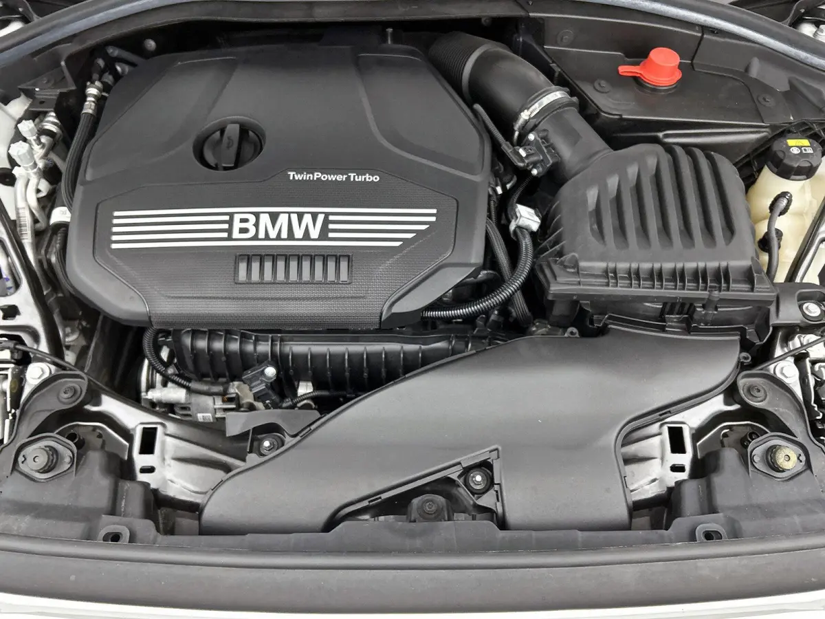 118i High Executive | M PAKKET | SFEERVERLICHTING | PARKEERSENSOREN | STOELVERWARMING | CRUISE CONTROL | CLIMATE CONTROL | DRIVING MODES | LED VERLICHTING | LICHTMETALEN VELGEN | DAB RADIO |