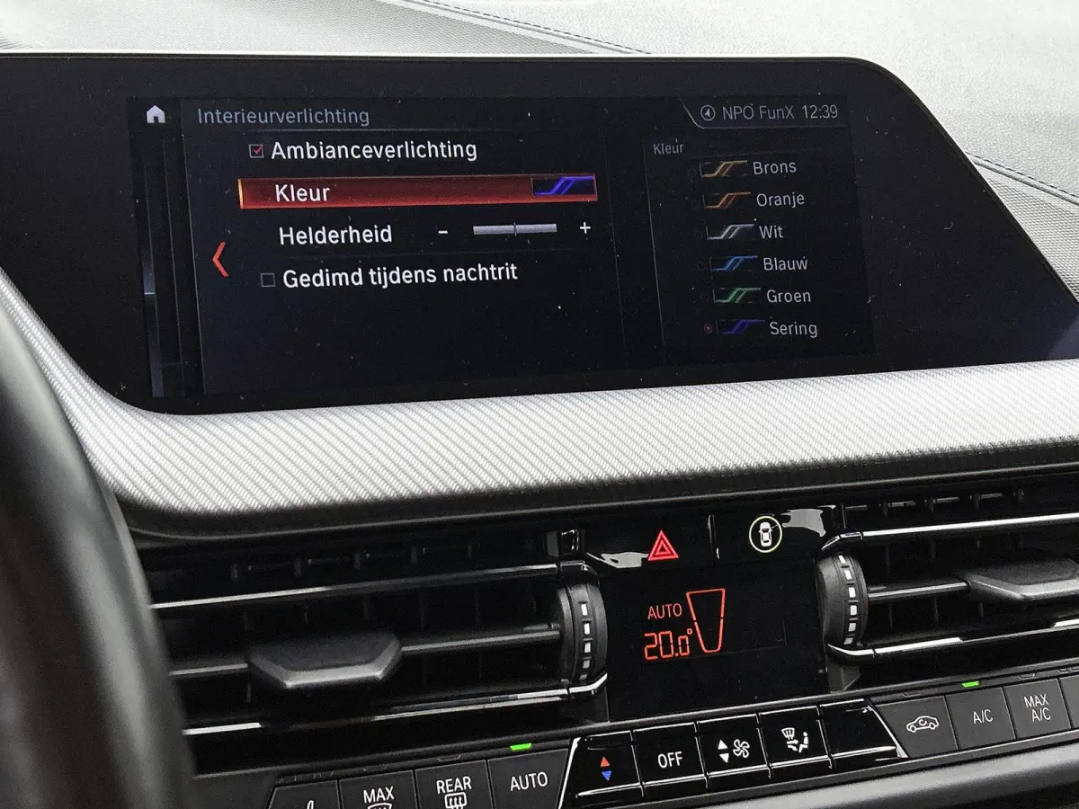 118i High Executive | M PAKKET | SFEERVERLICHTING | PARKEERSENSOREN | STOELVERWARMING | CRUISE CONTROL | CLIMATE CONTROL | DRIVING MODES | LED VERLICHTING | LICHTMETALEN VELGEN | DAB RADIO |