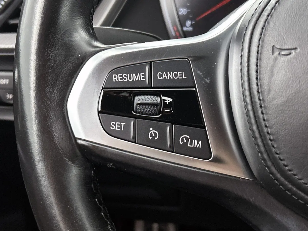 118i High Executive | M PAKKET | SFEERVERLICHTING | PARKEERSENSOREN | STOELVERWARMING | CRUISE CONTROL | CLIMATE CONTROL | DRIVING MODES | LED VERLICHTING | LICHTMETALEN VELGEN | DAB RADIO |
