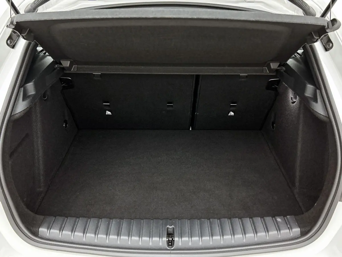 118i High Executive | M PAKKET | SFEERVERLICHTING | PARKEERSENSOREN | STOELVERWARMING | CRUISE CONTROL | CLIMATE CONTROL | DRIVING MODES | LED VERLICHTING | LICHTMETALEN VELGEN | DAB RADIO |