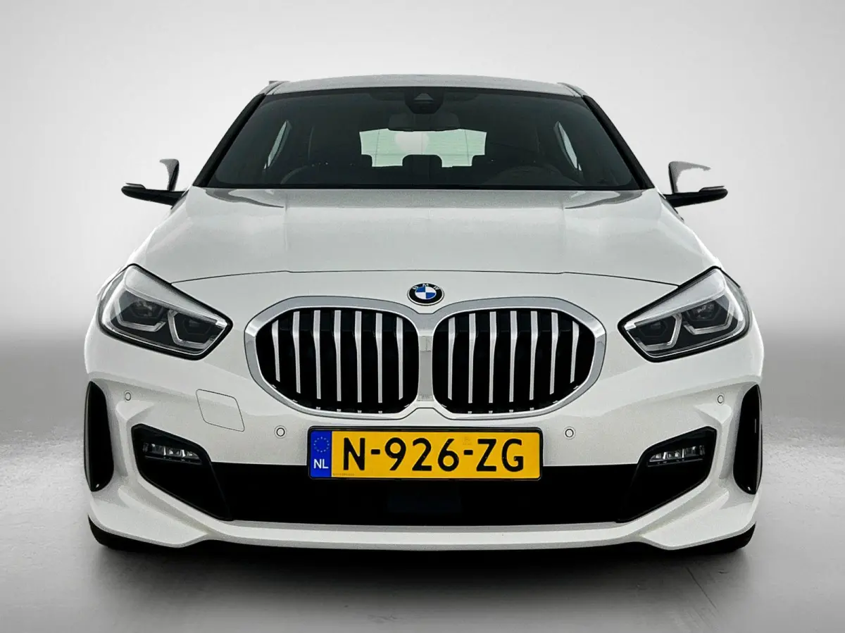 118i High Executive | M PAKKET | SFEERVERLICHTING | PARKEERSENSOREN | STOELVERWARMING | CRUISE CONTROL | CLIMATE CONTROL | DRIVING MODES | LED VERLICHTING | LICHTMETALEN VELGEN | DAB RADIO |