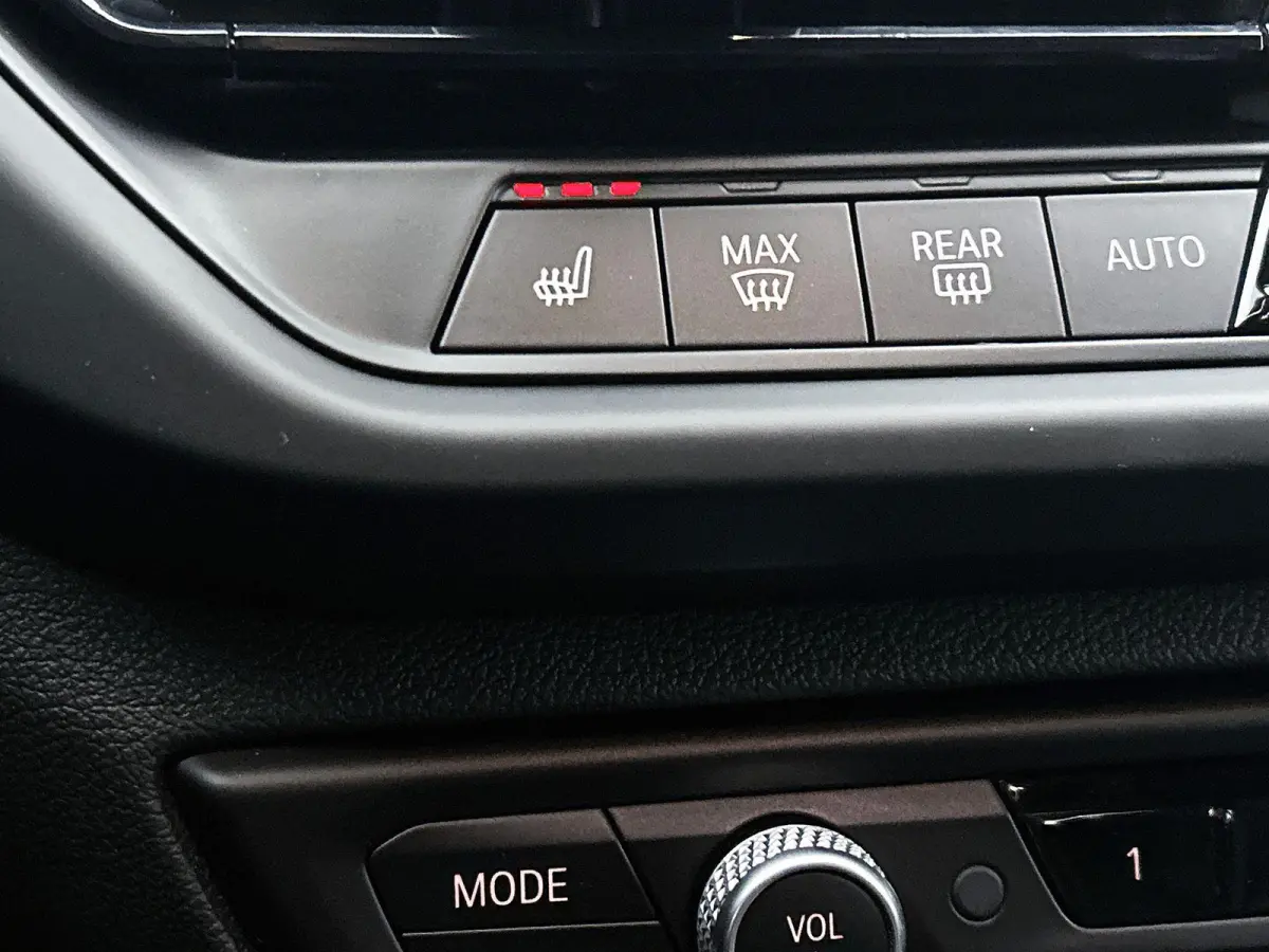 118i High Executive | M PAKKET | SFEERVERLICHTING | PARKEERSENSOREN | STOELVERWARMING | CRUISE CONTROL | CLIMATE CONTROL | DRIVING MODES | LED VERLICHTING | LICHTMETALEN VELGEN | DAB RADIO |