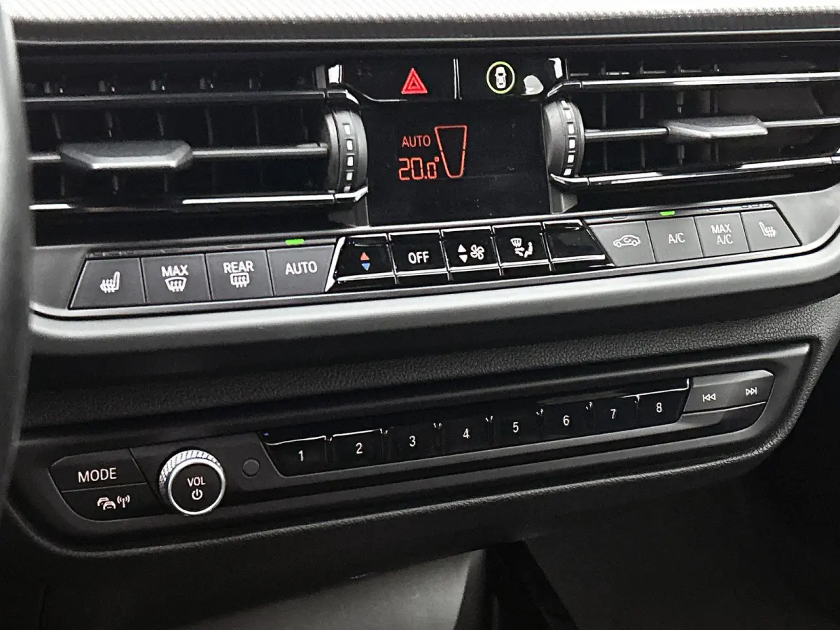 118i High Executive | M PAKKET | SFEERVERLICHTING | PARKEERSENSOREN | STOELVERWARMING | CRUISE CONTROL | CLIMATE CONTROL | DRIVING MODES | LED VERLICHTING | LICHTMETALEN VELGEN | DAB RADIO |