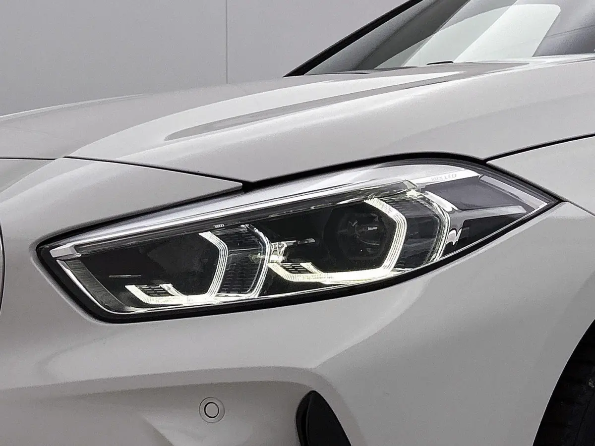118i High Executive | M PAKKET | SFEERVERLICHTING | PARKEERSENSOREN | STOELVERWARMING | CRUISE CONTROL | CLIMATE CONTROL | DRIVING MODES | LED VERLICHTING | LICHTMETALEN VELGEN | DAB RADIO |
