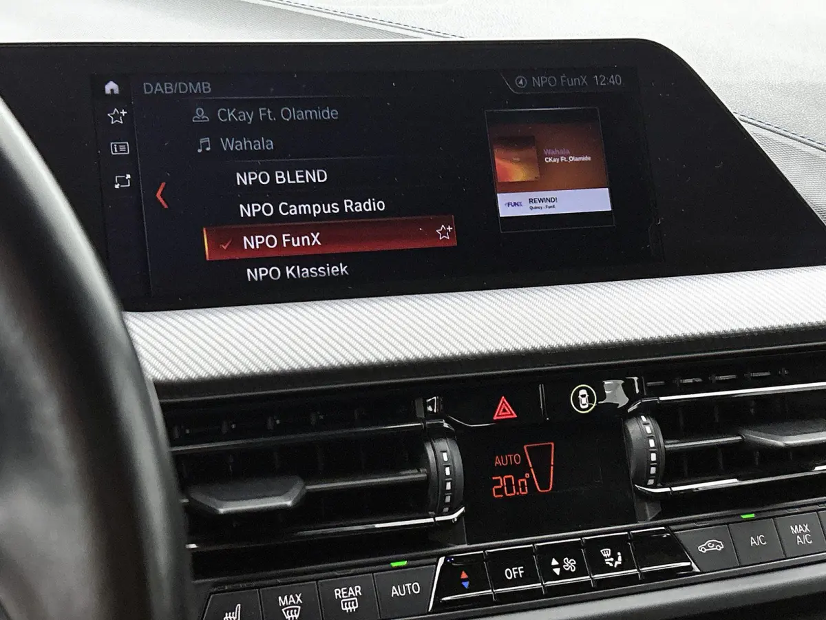 118i High Executive | M PAKKET | SFEERVERLICHTING | PARKEERSENSOREN | STOELVERWARMING | CRUISE CONTROL | CLIMATE CONTROL | DRIVING MODES | LED VERLICHTING | LICHTMETALEN VELGEN | DAB RADIO |
