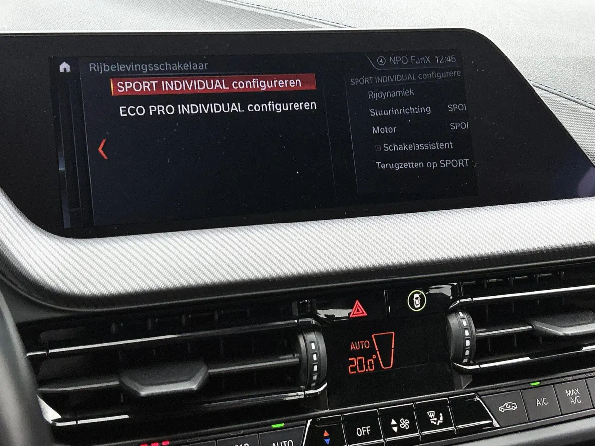 118i High Executive | M PAKKET | SFEERVERLICHTING | PARKEERSENSOREN | STOELVERWARMING | CRUISE CONTROL | CLIMATE CONTROL | DRIVING MODES | LED VERLICHTING | LICHTMETALEN VELGEN | DAB RADIO |