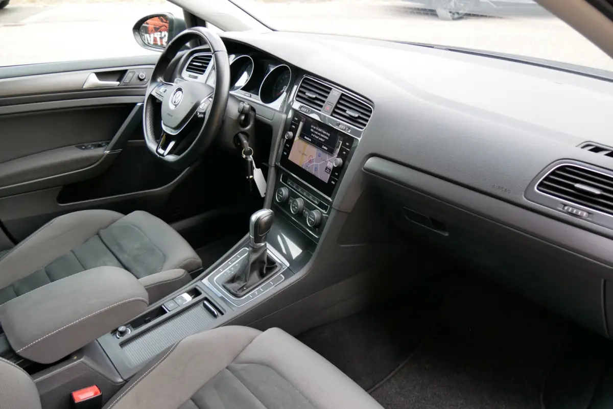 1.0 TSI Highline. massage. stoelverw. sportstoelen.