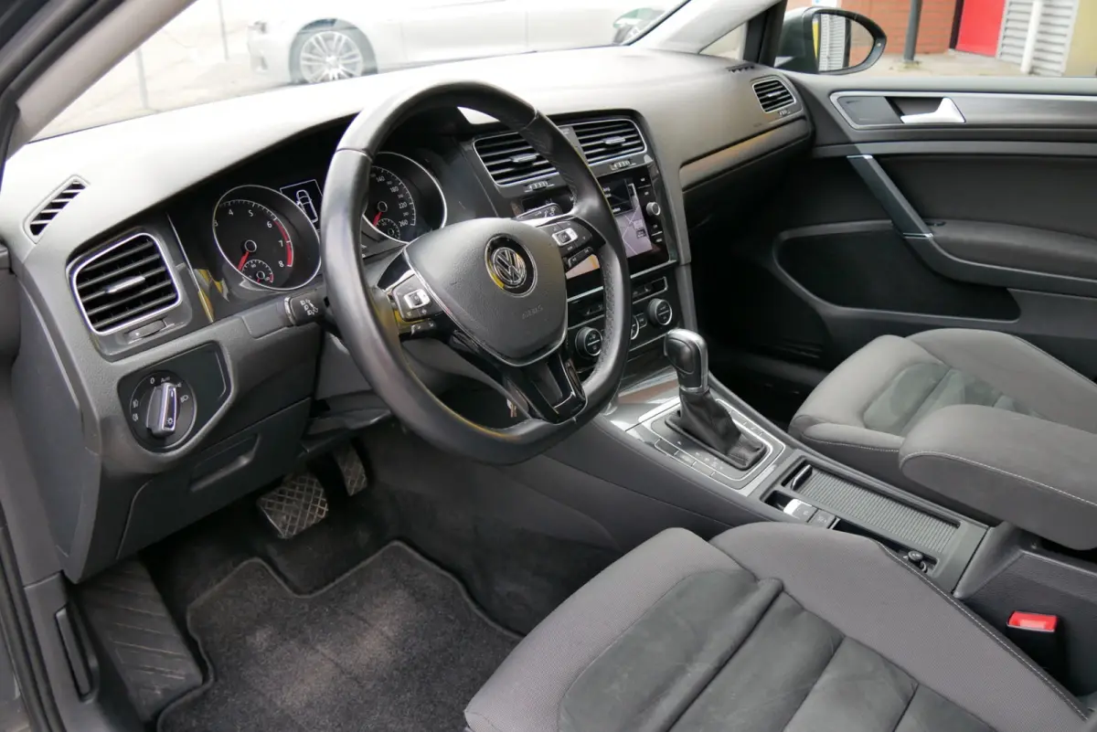 1.0 TSI Highline. massage. stoelverw. sportstoelen.