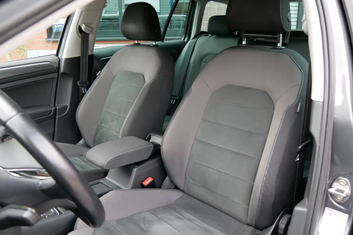 1.0 TSI Highline. massage. stoelverw. sportstoelen.