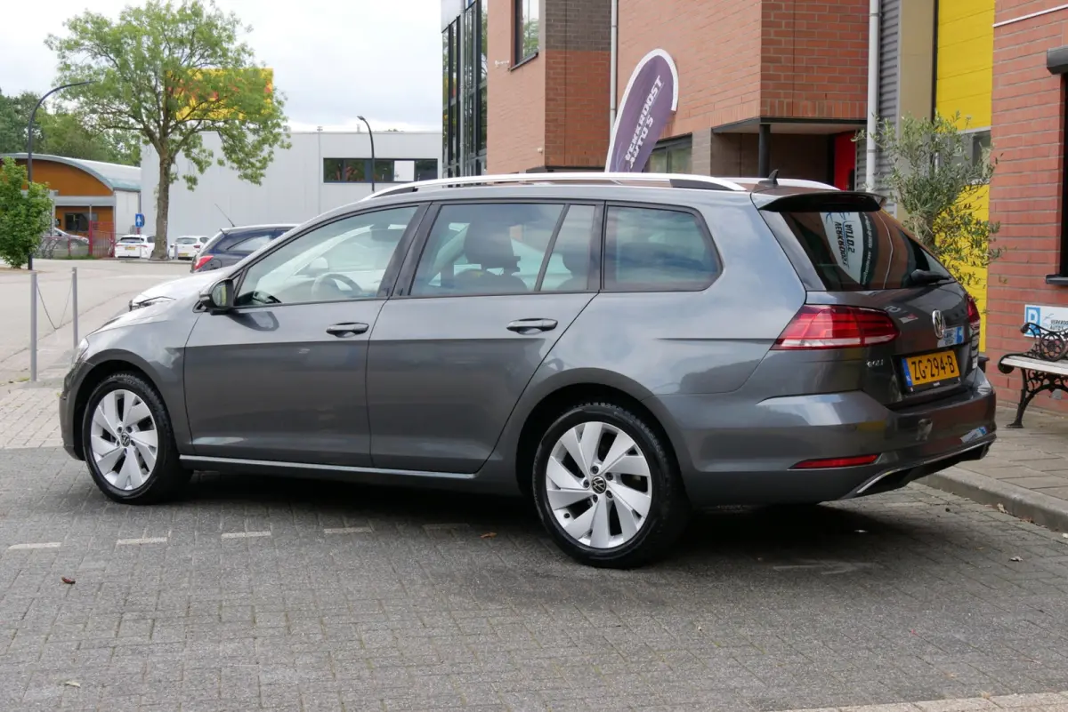 1.0 TSI Highline. massage. stoelverw. sportstoelen.