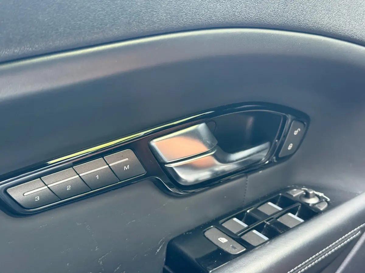2.0 Si4 Autobiography l Black Pack l Apple Carplay l Distr VV l Keyless l Automaat l