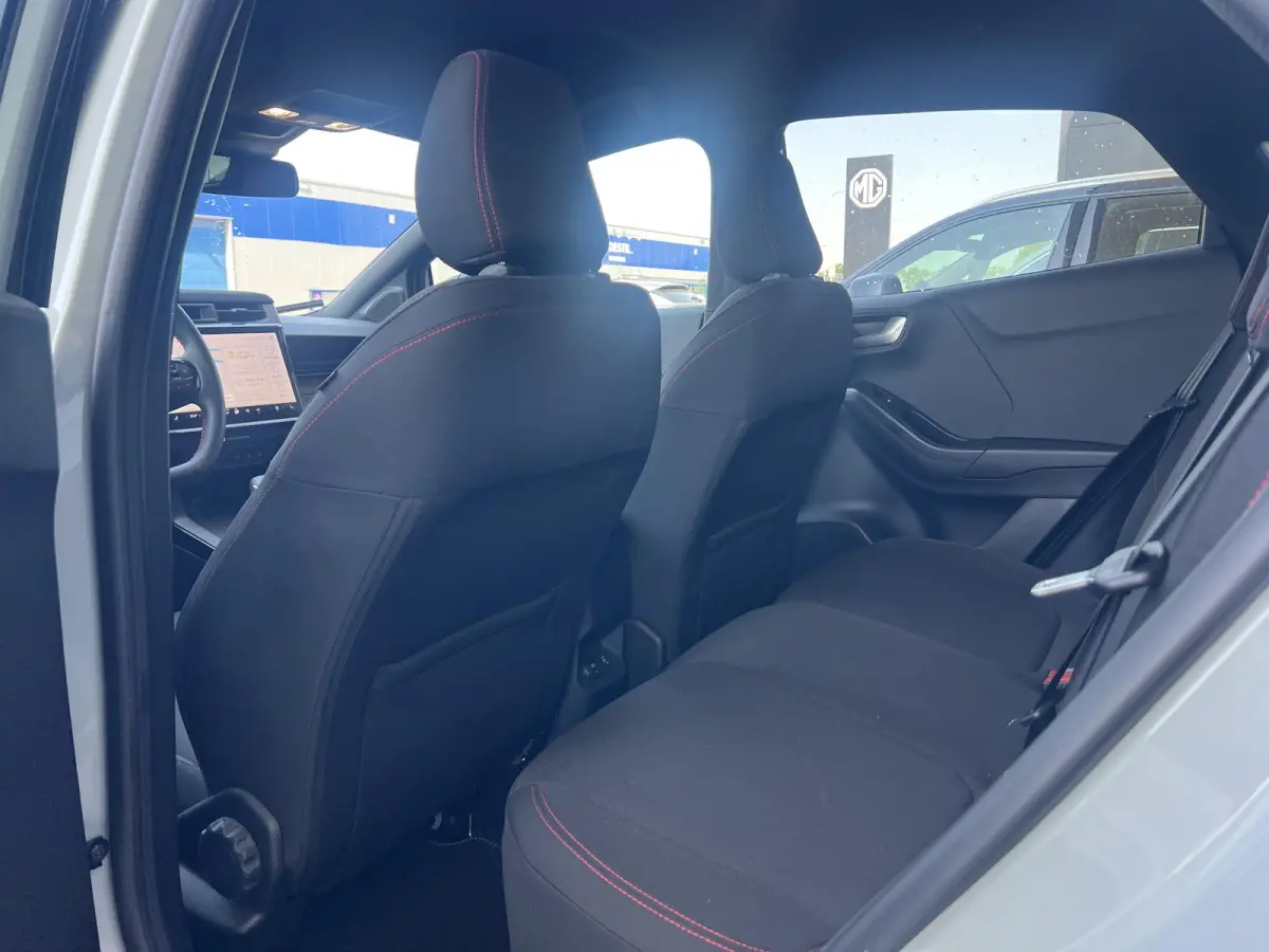 1.0 EcoBoost ST-Line | Black Package | Camera | Stoel/stuur voorruitverwarming | Cruise Control | Parkeersensoren V+A | Navigatie | 18-Inch