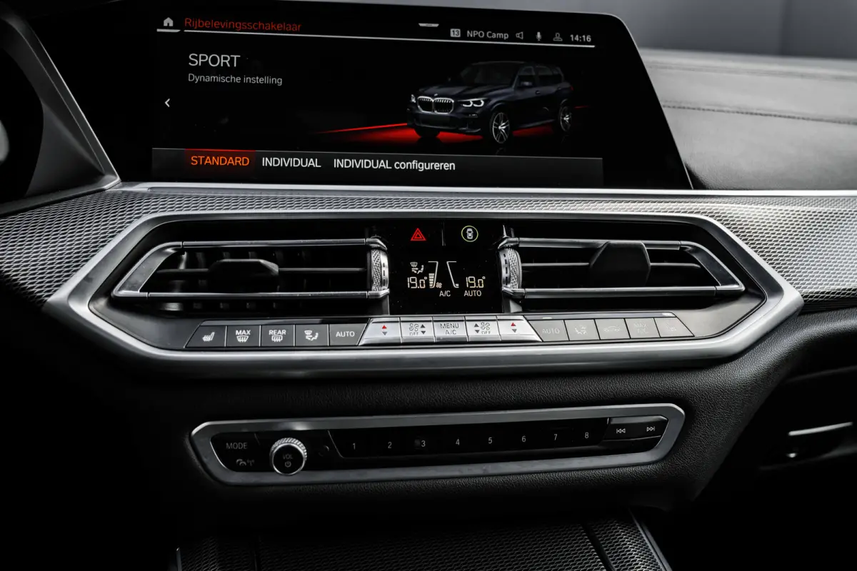 xDrive45e High Executive | Harman Kardon | Luchtvering | Head-Up | Dodehoek | Leer |
