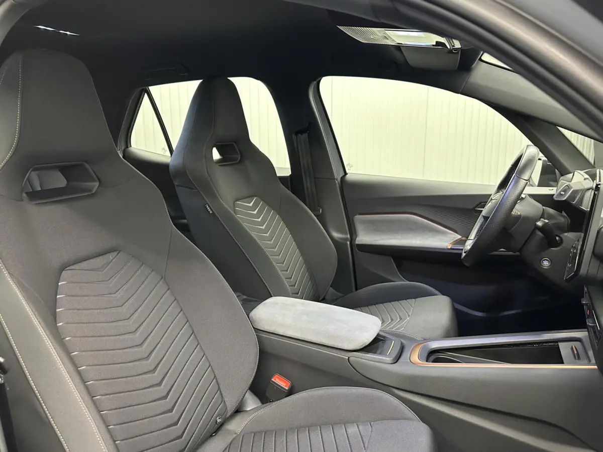 62kWh Business Plus 150KW CARPLAY CRUISE NAVI.