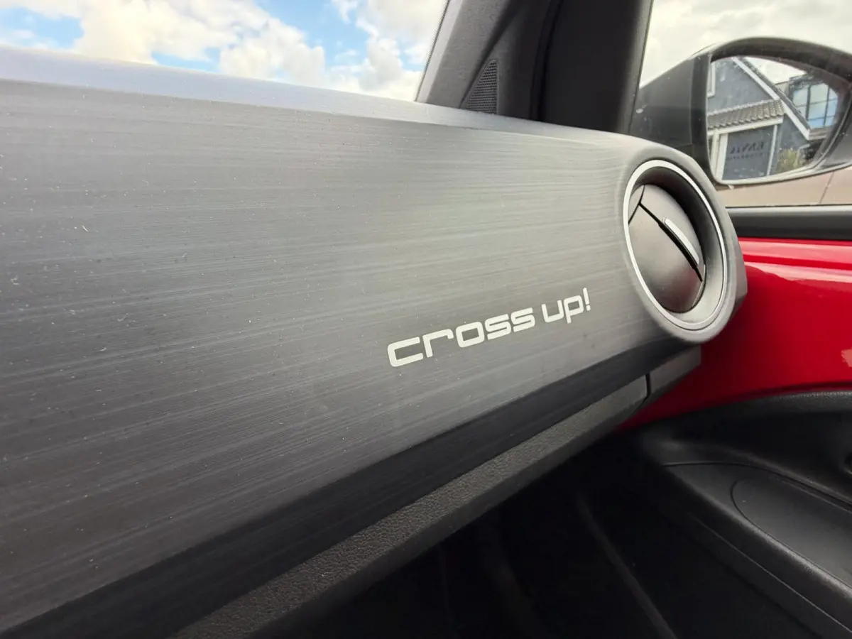 Up! 1.0 BMT cross up! / Camera / Cruise / Clima / DAB / 75 PK / Zeer Kompleet ! .