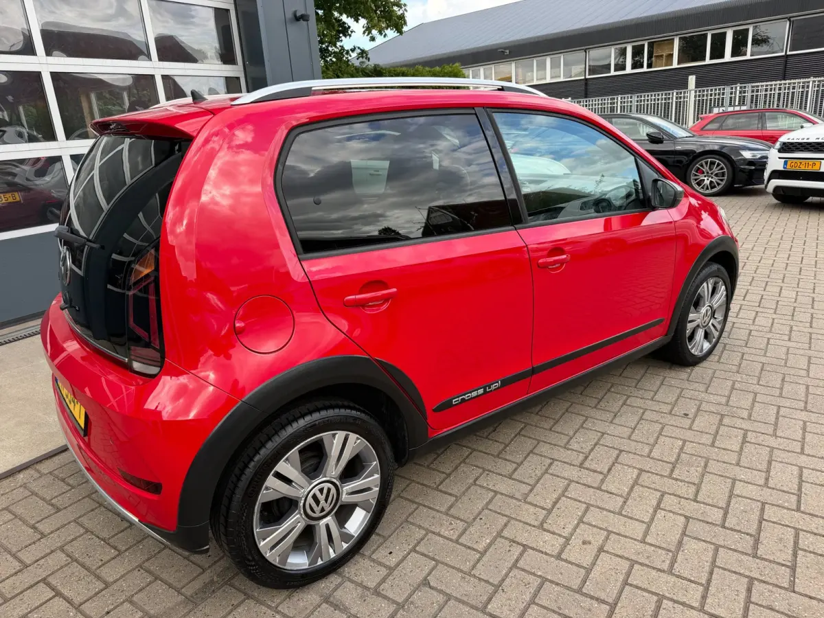 Up! 1.0 BMT cross up! / Camera / Cruise / Clima / DAB / 75 PK / Zeer Kompleet ! .