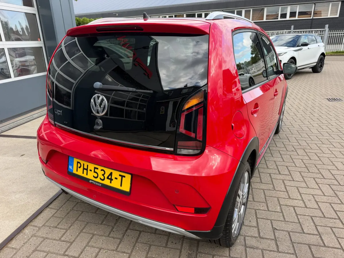Up! 1.0 BMT cross up! / Camera / Cruise / Clima / DAB / 75 PK / Zeer Kompleet ! .