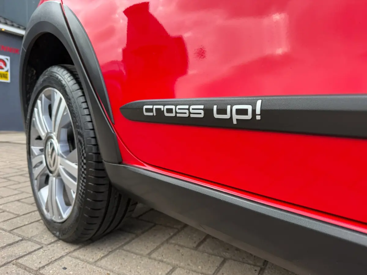 Up! 1.0 BMT cross up! / Camera / Cruise / Clima / DAB / 75 PK / Zeer Kompleet ! .
