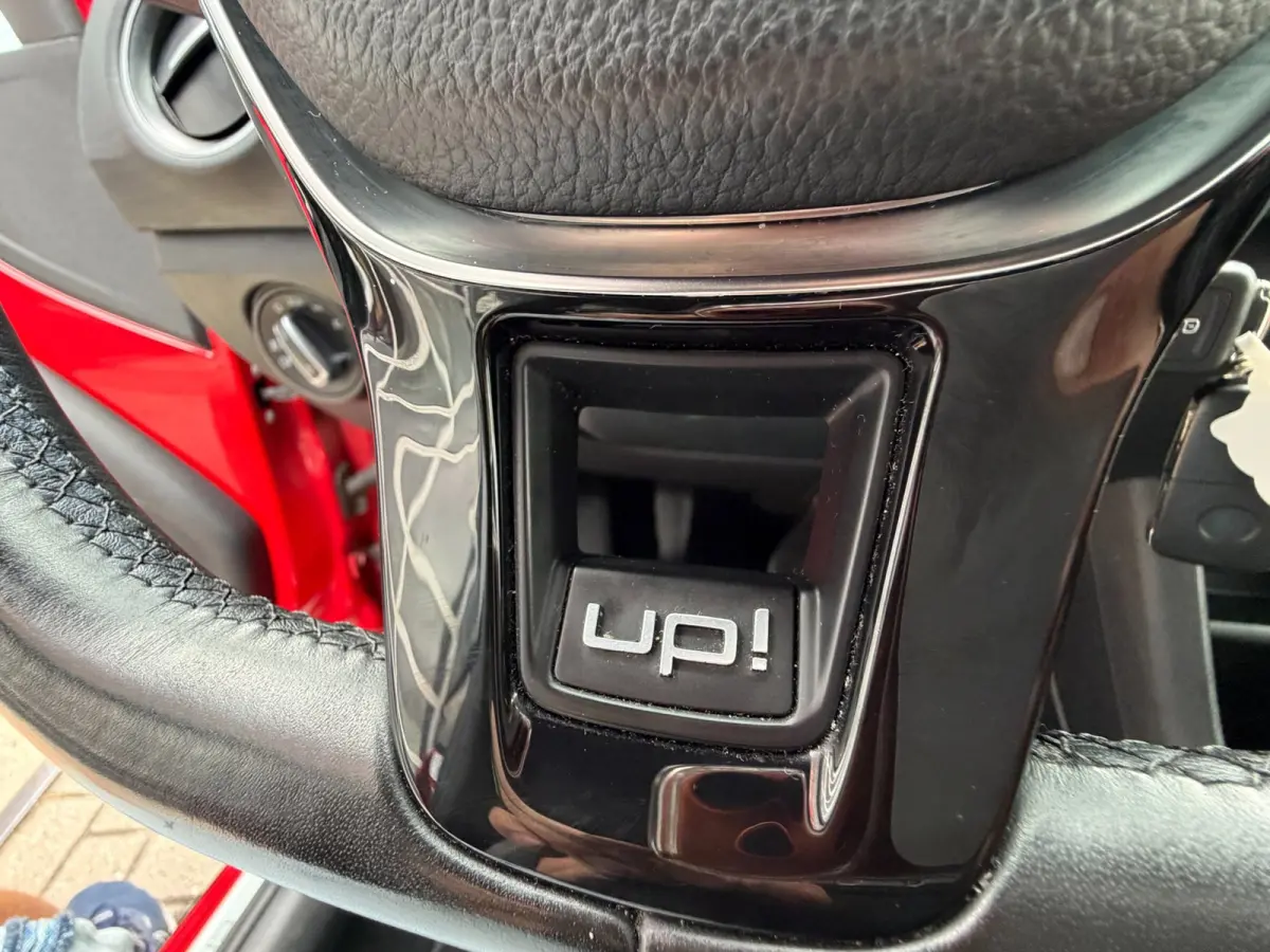 Up! 1.0 BMT cross up! / Camera / Cruise / Clima / DAB / 75 PK / Zeer Kompleet ! .