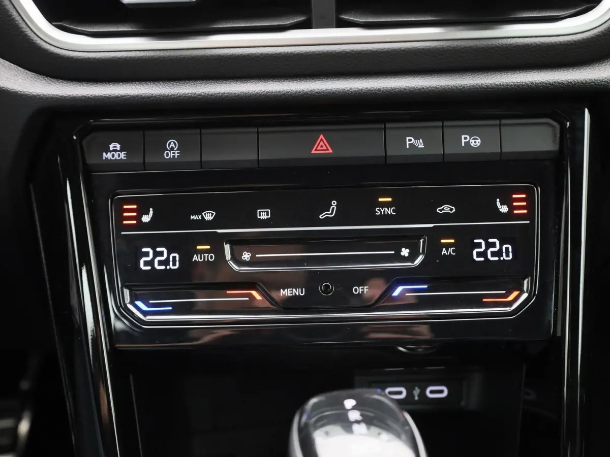 1.5 TSI R-Line 150 PK| Trekhaak | Navigatie | Stoelverwarming | Dodehoekdetectie | Parkeersensoren | Stuurwielverwarming