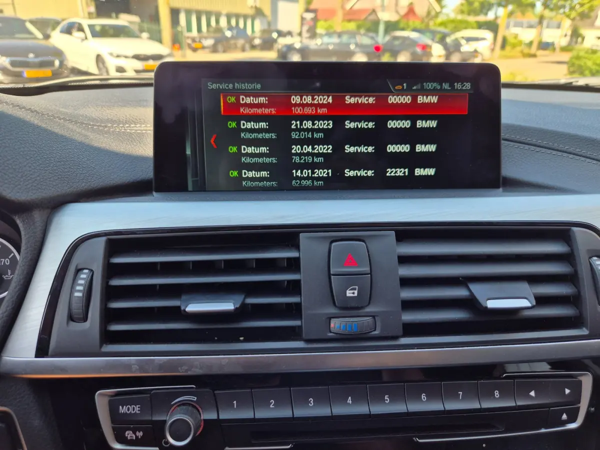 320i X Drive Luxury Edition Apple CarPlay Trekhaak 320i xDrive Luxury Edition