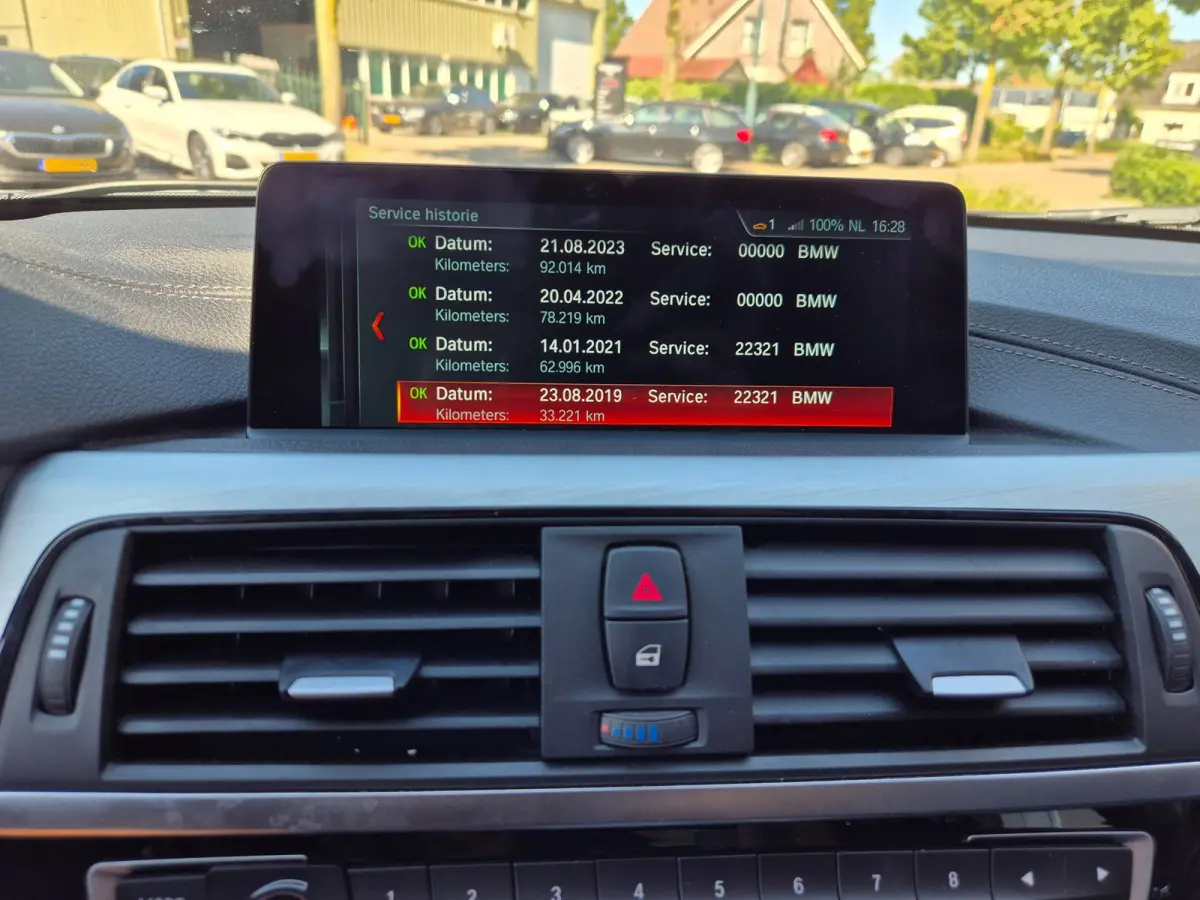320i X Drive Luxury Edition Apple CarPlay Trekhaak 320i xDrive Luxury Edition