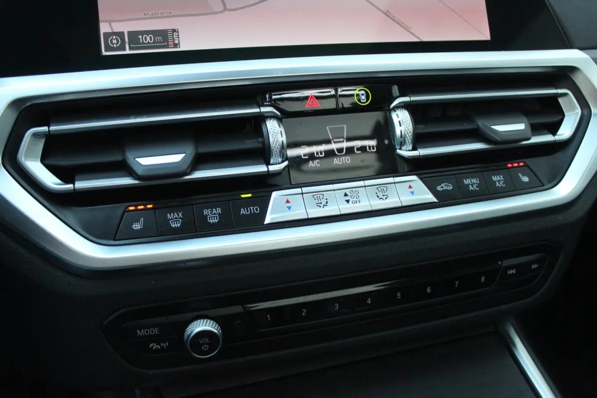 330e xDrive Pano/Trekhaak/Headup/Camera