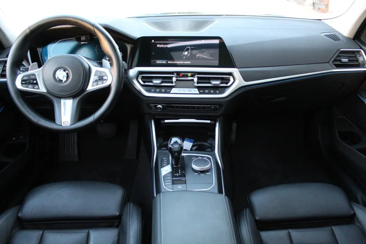 330e xDrive Pano/Trekhaak/Headup/Camera
