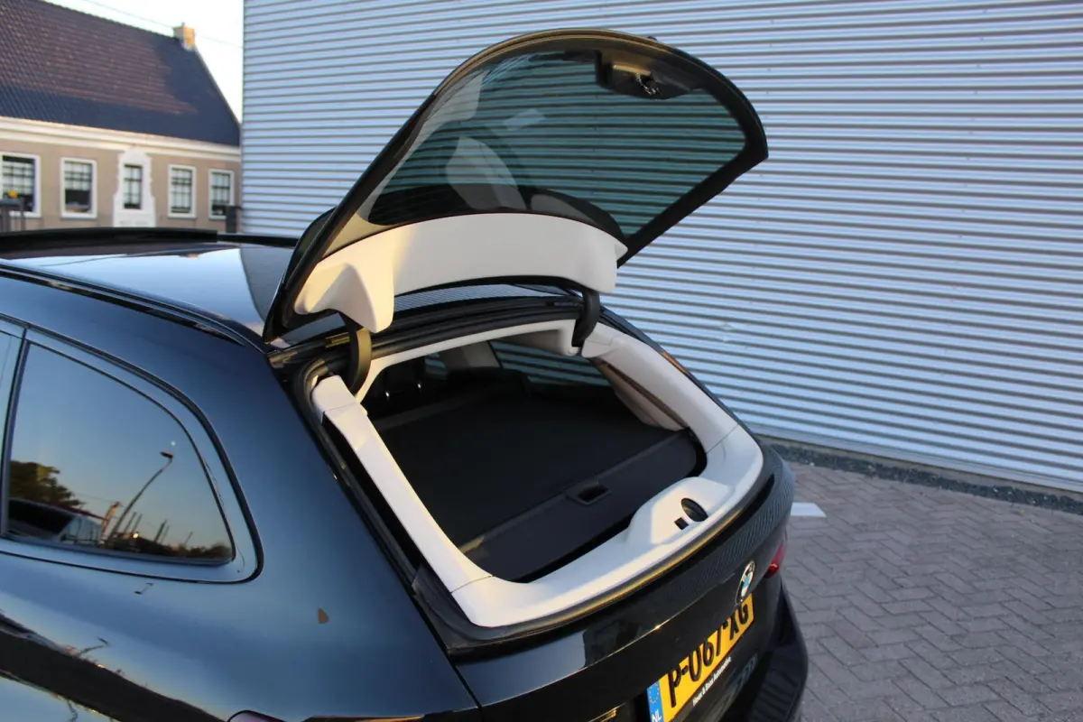330e xDrive Pano/Trekhaak/Headup/Camera