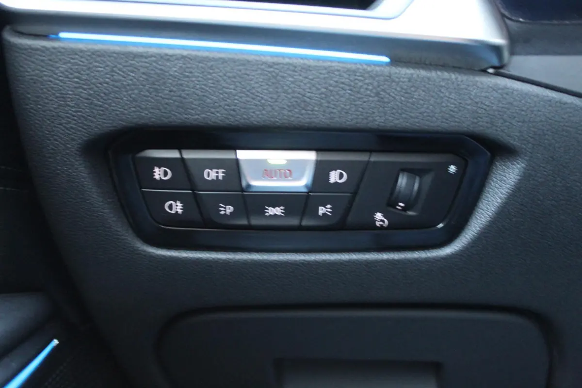 330e xDrive Pano/Trekhaak/Headup/Camera