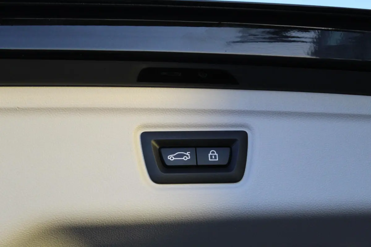 330e xDrive Pano/Trekhaak/Headup/Camera