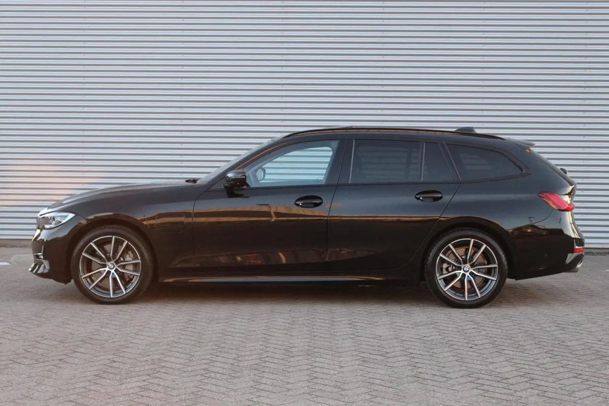 330e xDrive Pano/Trekhaak/Headup/Camera