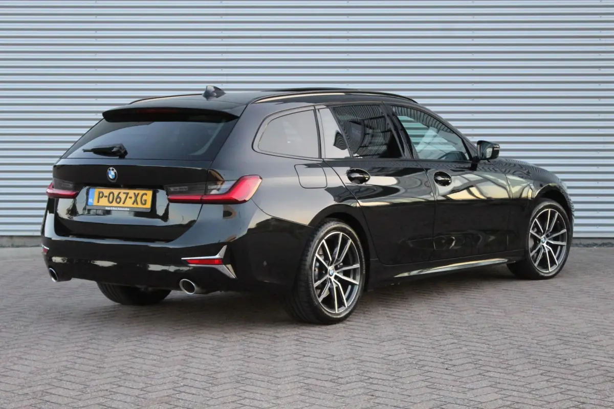 330e xDrive Pano/Trekhaak/Headup/Camera