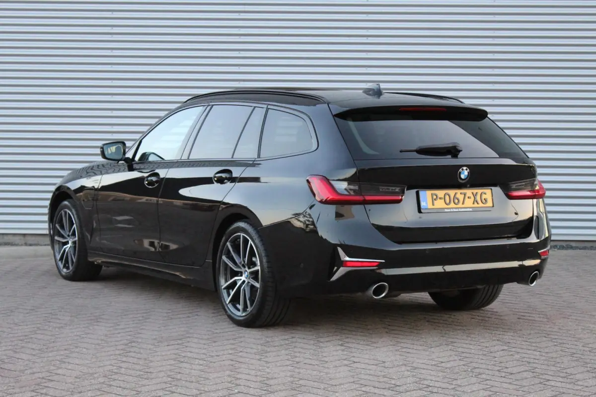 330e xDrive Pano/Trekhaak/Headup/Camera