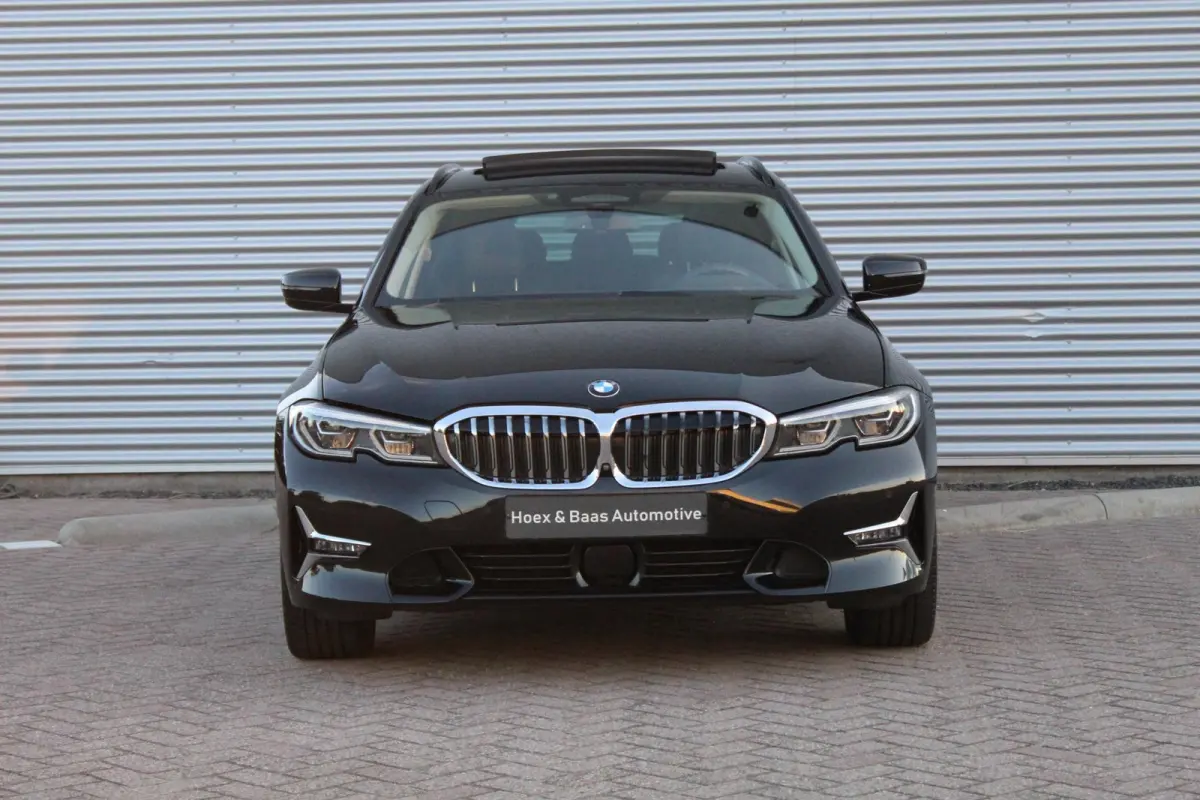 330e xDrive Pano/Trekhaak/Headup/Camera