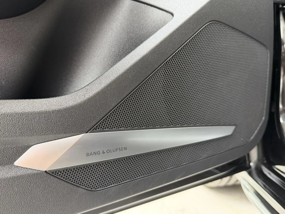 25 TFSI epic Zwart optiek | Bang&olufsen Audio installatie | Getint glas | 18 inch lichtmetalen velgen | Rode remklauwen | Airconditioning | Isofix | Cruise control