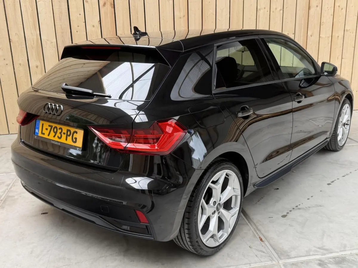 25 TFSI epic Zwart optiek | Bang&olufsen Audio installatie | Getint glas | 18 inch lichtmetalen velgen | Rode remklauwen | Airconditioning | Isofix | Cruise control