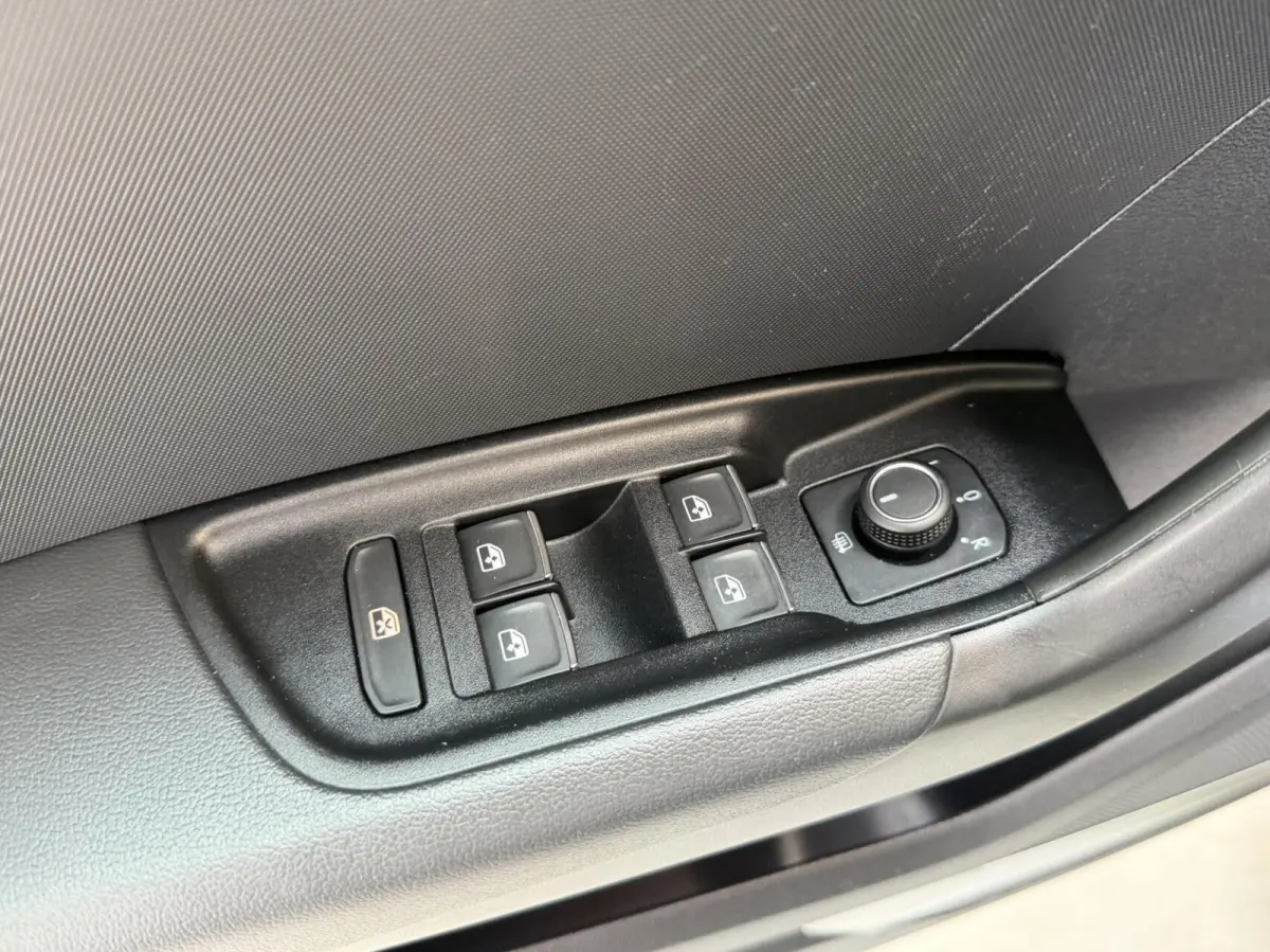 25 TFSI epic Zwart optiek | Bang&olufsen Audio installatie | Getint glas | 18 inch lichtmetalen velgen | Rode remklauwen | Airconditioning | Isofix | Cruise control