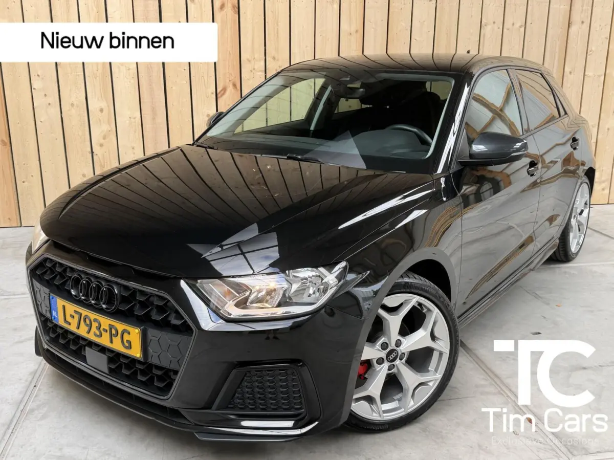 25 TFSI epic Zwart optiek | Bang&olufsen Audio installatie | Getint glas | 18 inch lichtmetalen velgen | Rode remklauwen | Airconditioning | Isofix | Cruise control