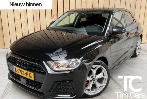 25 TFSI epic Zwart optiek | Bang&olufsen Audio installatie | Getint glas | 18 inch lichtmetalen velgen | Rode remklauwen | Airconditioning | Isofix | Cruise control