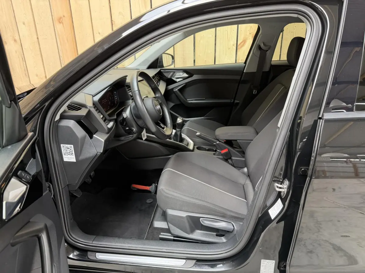 25 TFSI epic Zwart optiek | Bang&olufsen Audio installatie | Getint glas | 18 inch lichtmetalen velgen | Rode remklauwen | Airconditioning | Isofix | Cruise control