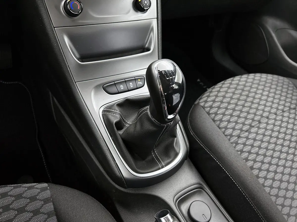 ST 105pk Online Edition | 1ste eigenaar | Parkeersensoren VOOR + Achter | Navigatie | Airco | AppleCarPlay/Android