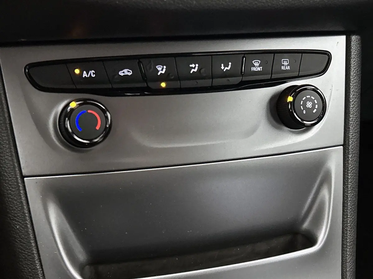 ST 105pk Online Edition | 1ste eigenaar | Parkeersensoren VOOR + Achter | Navigatie | Airco | AppleCarPlay/Android