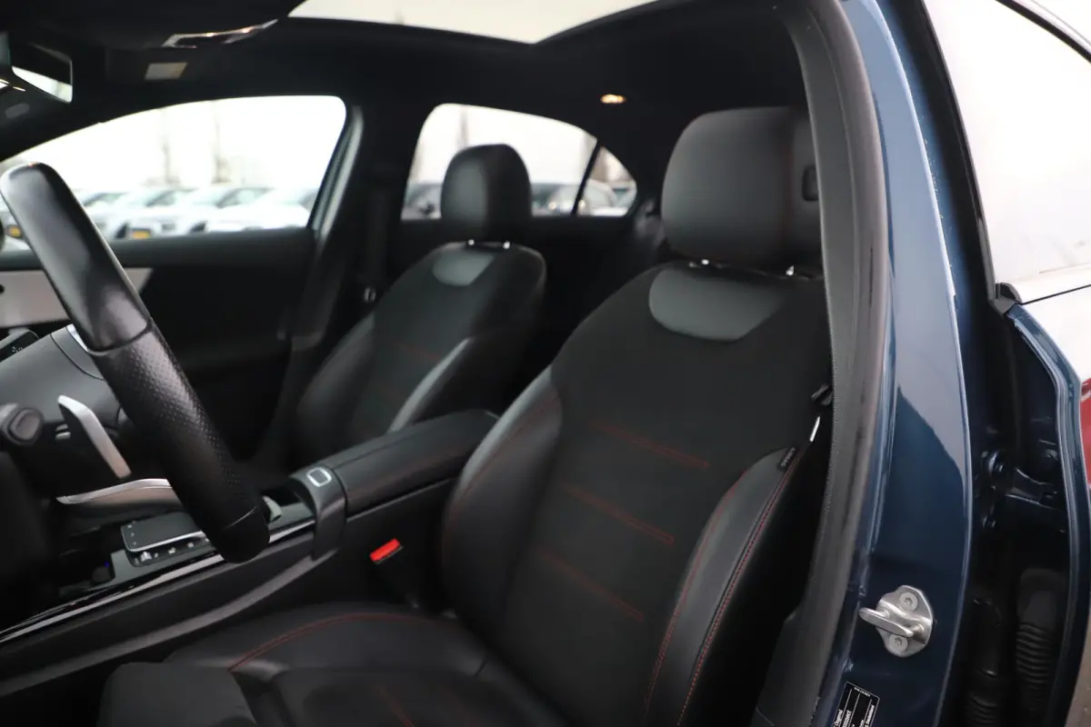 180 Business Solution AMG Night Pakket Automaat Panoramadak Sfeerverlichting Widescreen Achteruitrijcamera