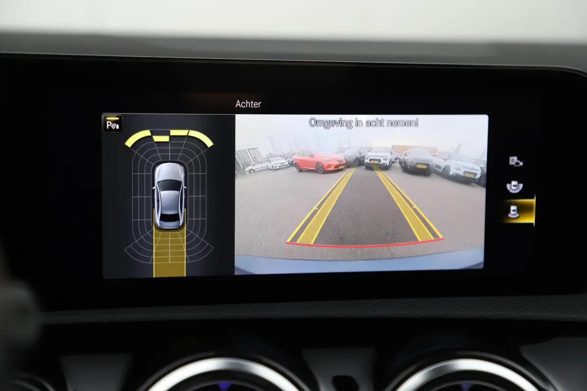 180 Business Solution AMG Night Pakket Automaat Panoramadak Sfeerverlichting Widescreen Achteruitrijcamera
