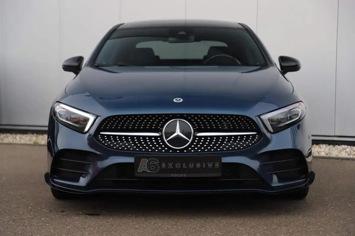 180 Business Solution AMG Night Pakket Automaat Panoramadak Sfeerverlichting Widescreen Achteruitrijcamera