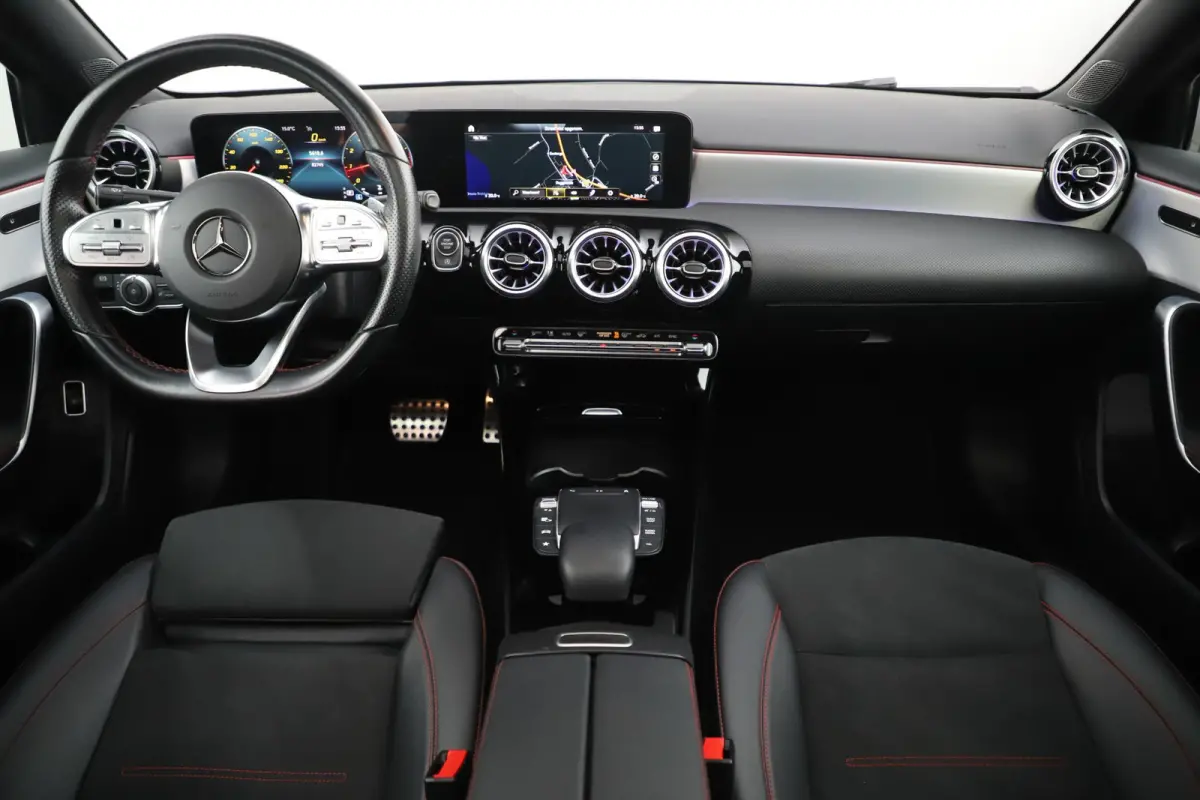 180 Business Solution AMG Night Pakket Automaat Panoramadak Sfeerverlichting Widescreen Achteruitrijcamera
