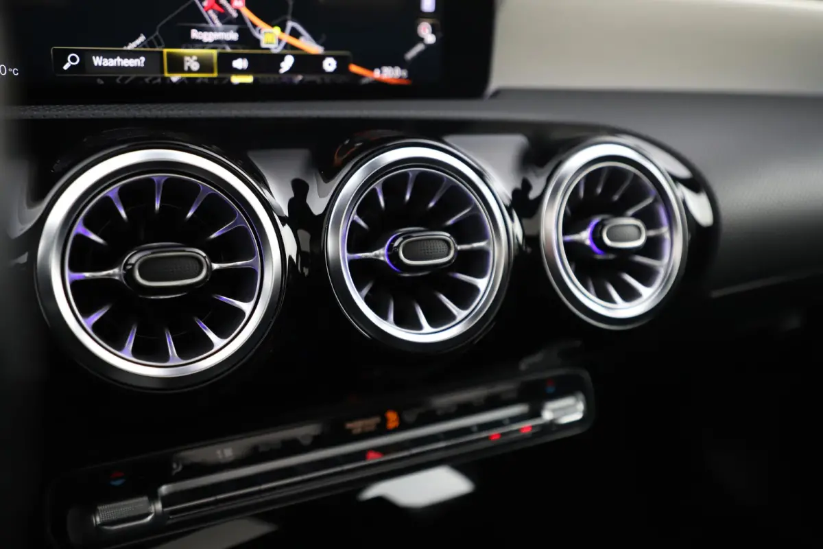 180 Business Solution AMG Night Pakket Automaat Panoramadak Sfeerverlichting Widescreen Achteruitrijcamera
